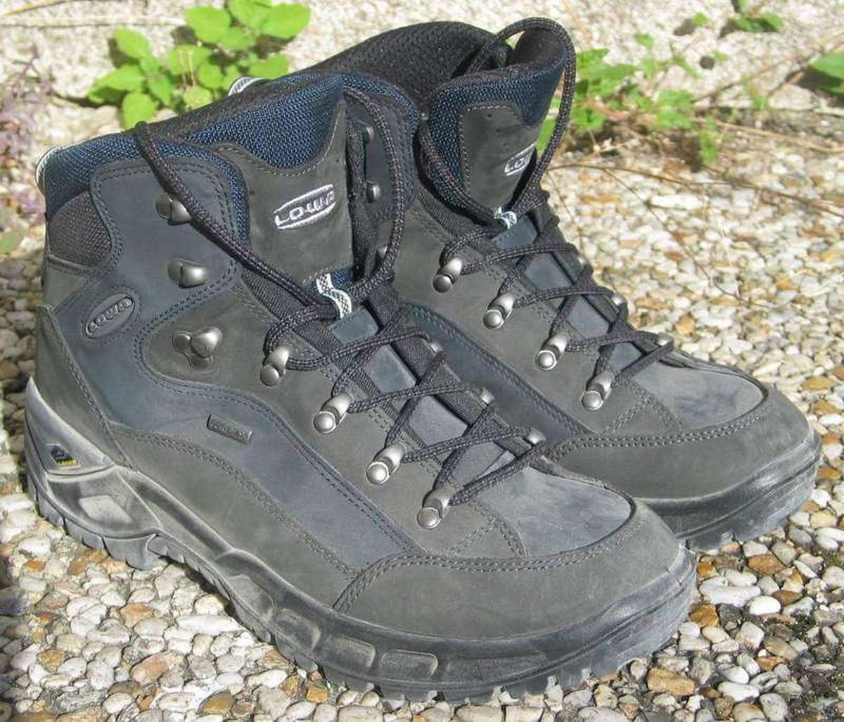 How to choose hiking boots for beginners: fit, features, and break-in