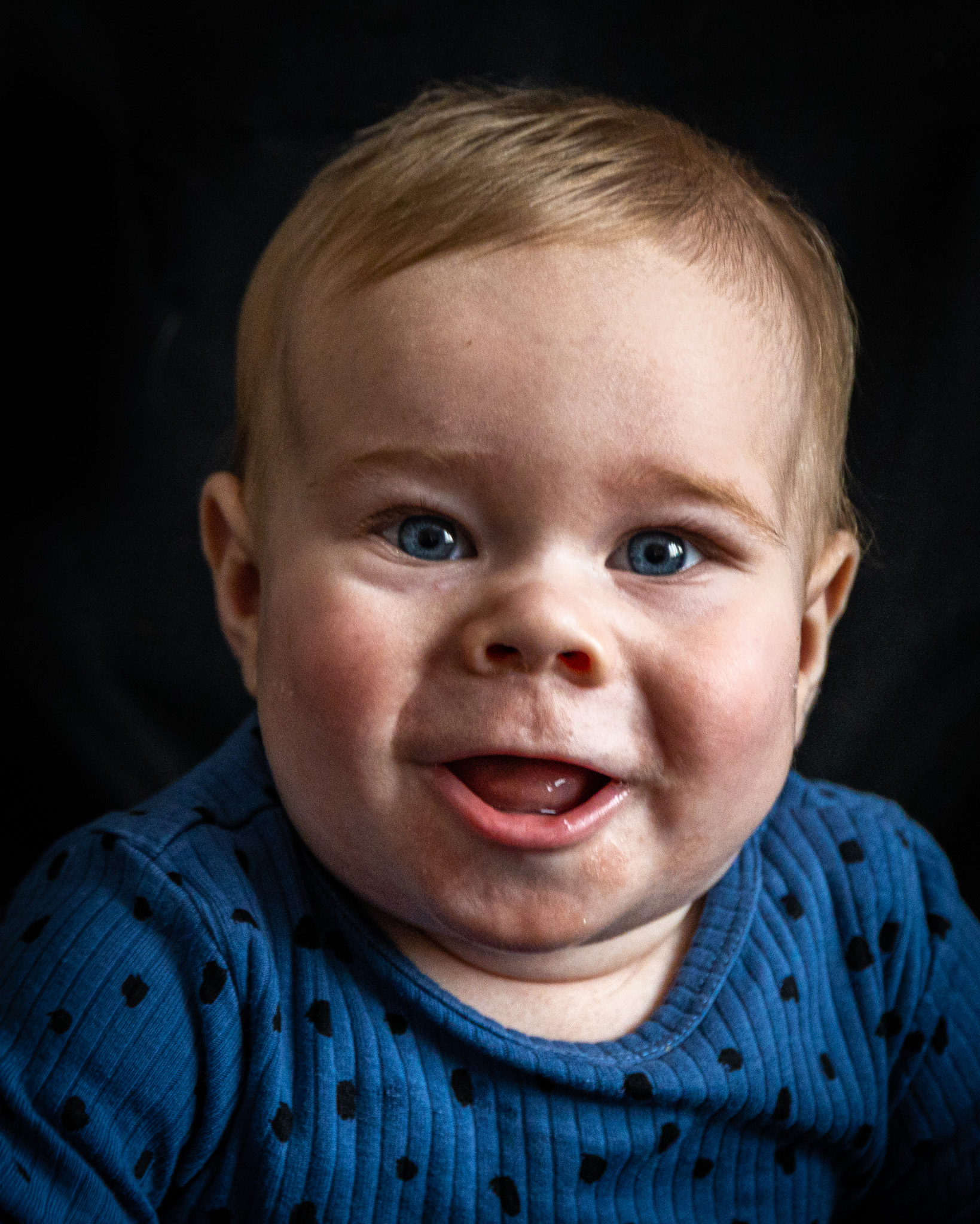 When do babies start teething: symptoms and timeline by month